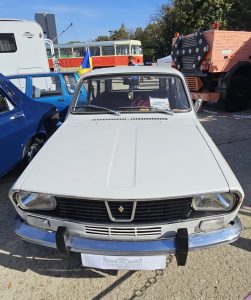 Renault 12 model de epocă fotografiat din față la SAB 2026