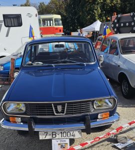 Dacia 1300 albastră, cu emblema UAP și bare cromate, la SAB 2026